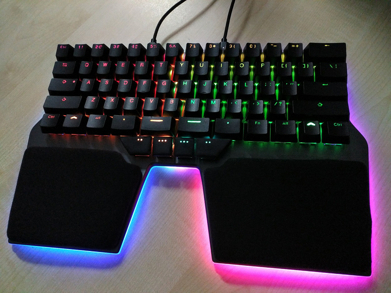 Illustration for article titled A Split Keyboard Built For Esports